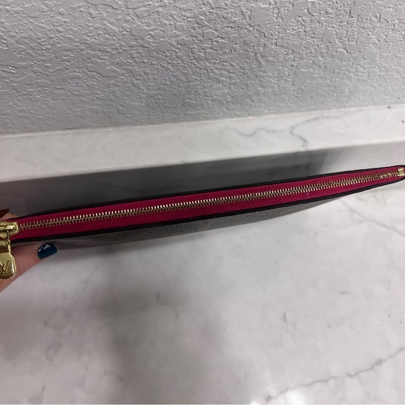 Auth Louis Vuitton Neverfull Pink Wristlet